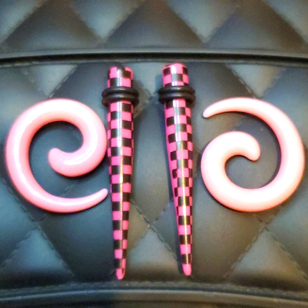 Pink and black Tapers 2 pair ear plugs body piercing jewelry 2 gauge
